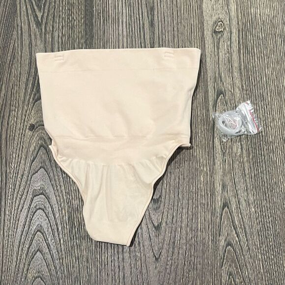 NWOT Skims Seamless Sculpt Mid Waist Thong Brief Shapewear Fitted Sand Size M - Picture 1 of 4